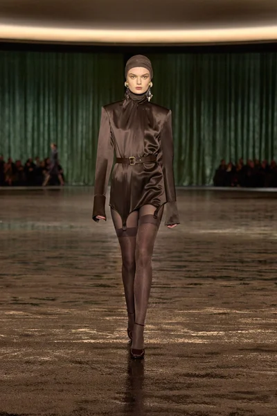 Look 16